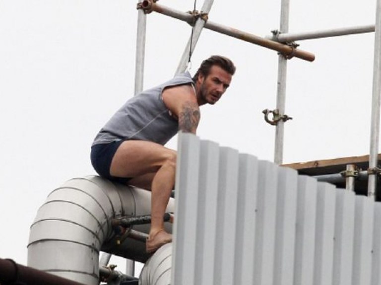 Голый Дэвид Бекхэм прыгает по крышам Лондона (ФОТО)