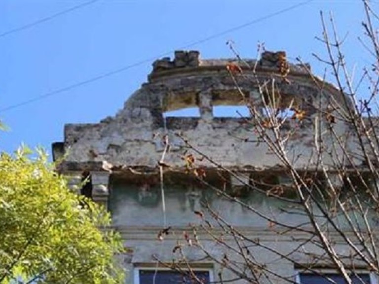 Во Львове обрушился фасад дома (ФОТО)