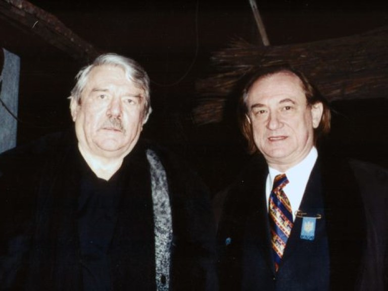 Возле театра Франко установят бронзовый памятник Сергею Данченко