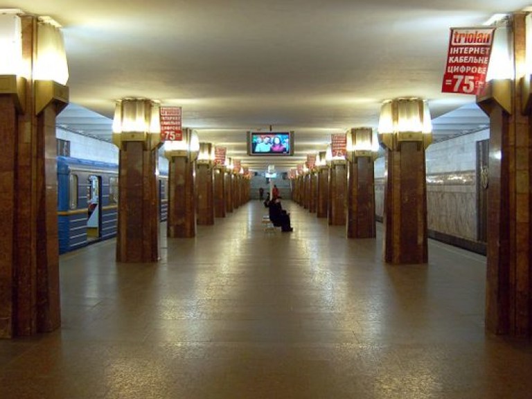 В Киеве в метро на рельсы упал мужчина