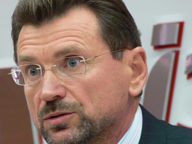 Украинцы стали забирать валютные депозиты из банков — эксперт