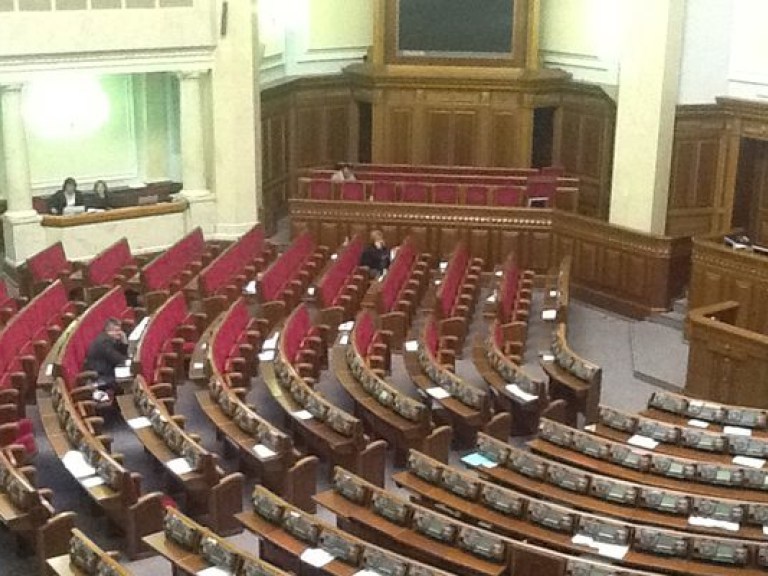 Посреди рабочего дня парламент совсем опустел (ФОТО)