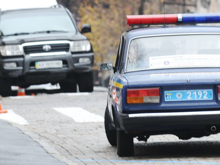В Ужгороде пьяные молодчики повредили машину ГАИ, попрыгав на капоте