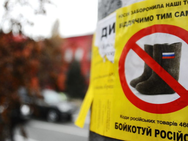 На столбах в Киеве появились наклейки с призывом не покупать российские товары (ФОТО)