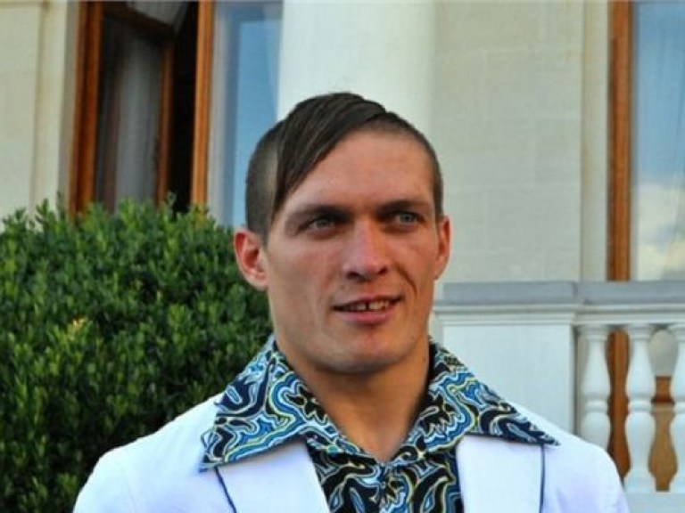 Александр Усик узнал имя своего первого соперника на профи-ринге