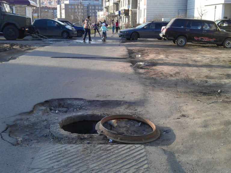 В Киеве маленькая девочка провалилась в яму с кипятком