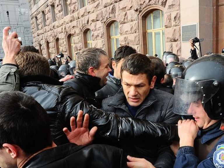 Оппозиция штурмует Киевсовет за бюджетные средства