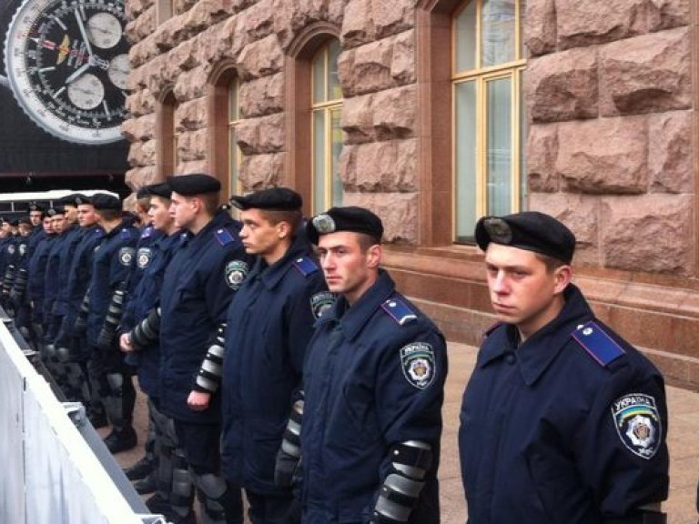 Киевсовет окружили бойцы «беркута», а журналистов закрыли в здании мэрии