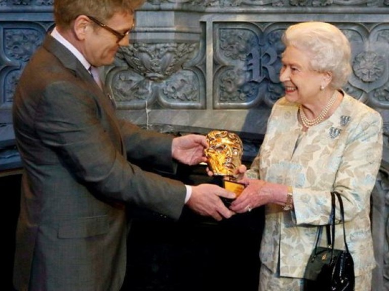 Королева Елизавета II рассказала, что носит в своей сумочке