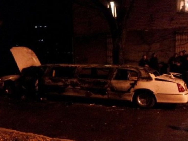 В центре Харькова сожгли лимузин с водителем внутри (ФОТО)
