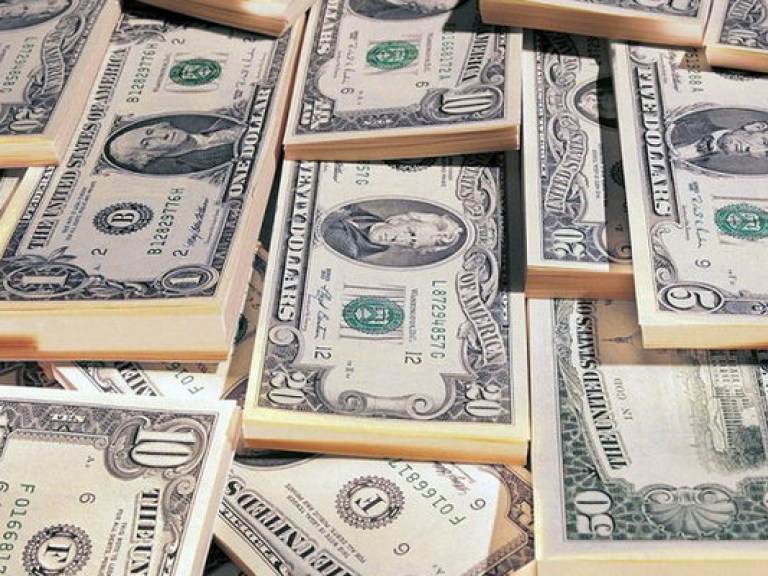 Эксперты: украинцы начали сбрасывать доллары из-за угрозы кризиса в США