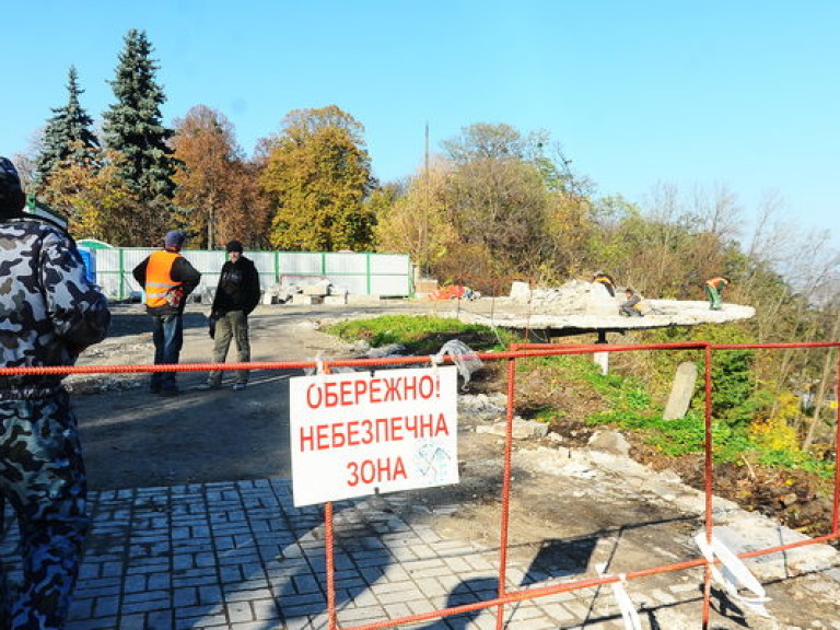 Сегодня в столичном Мариинском парке демонтировали смотровую площадку (ФОТО)