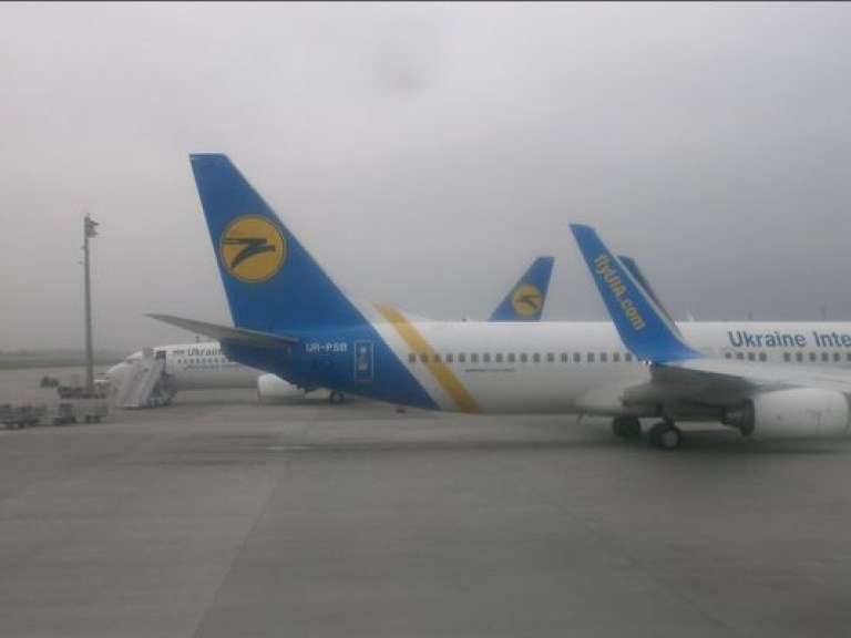 Самолет с «Днепром» не смог приземлиться в Одессе