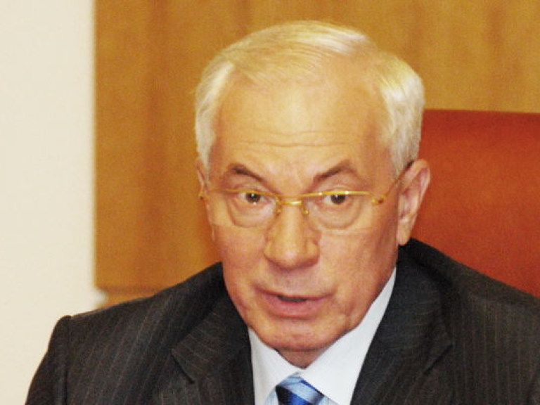 Азаров признался, что правительство не решило проблему с соцвыплатами