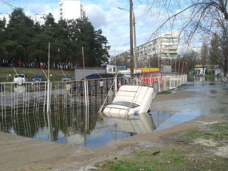 В «Киевводоканале» намекнули: водитель, чья машина утонула в яме с водой, сам виноват в случившемся