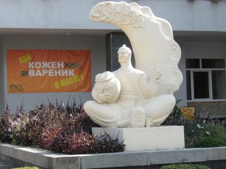 Памятник варенику снесли в угоду черкасским судьям