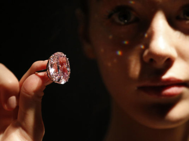 Уникальный бриллиант «Розовая звезда» уйдет с молотка (ВИДЕО)