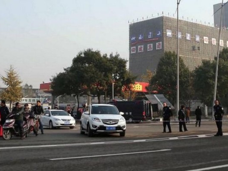 Возле отделения Компартии Китая прогремела серия взрывов, есть жертвы