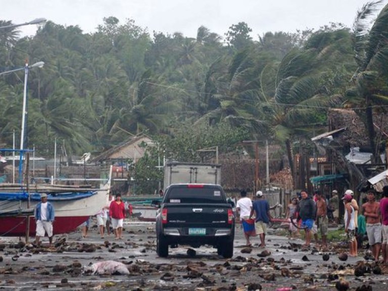 На Филиппинах не могут сосчитать жертв тайфуна: по улицам городов плавают тысячи тел (ФОТО)
