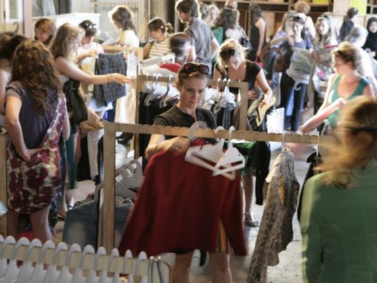 В Украине бум «вечеринок по обмену одеждой» (ВИДЕО)