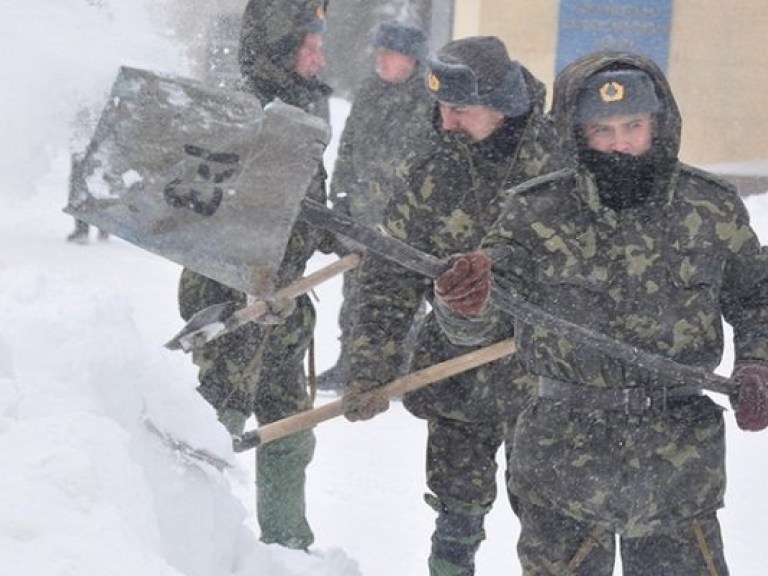 К снегу готовы: во время сильных снегопадов спасатели выдадут всем желающим лопаты
