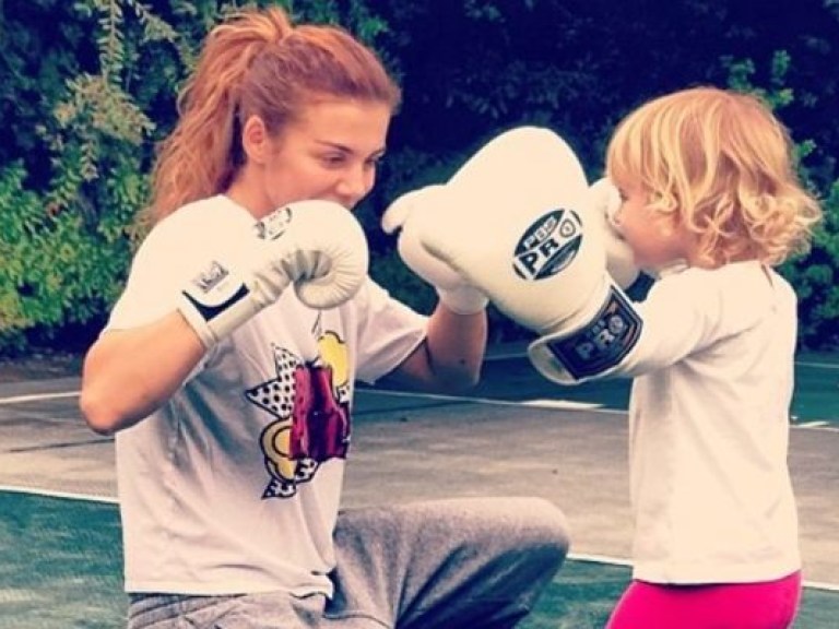 Седокова учит дочь… боксу