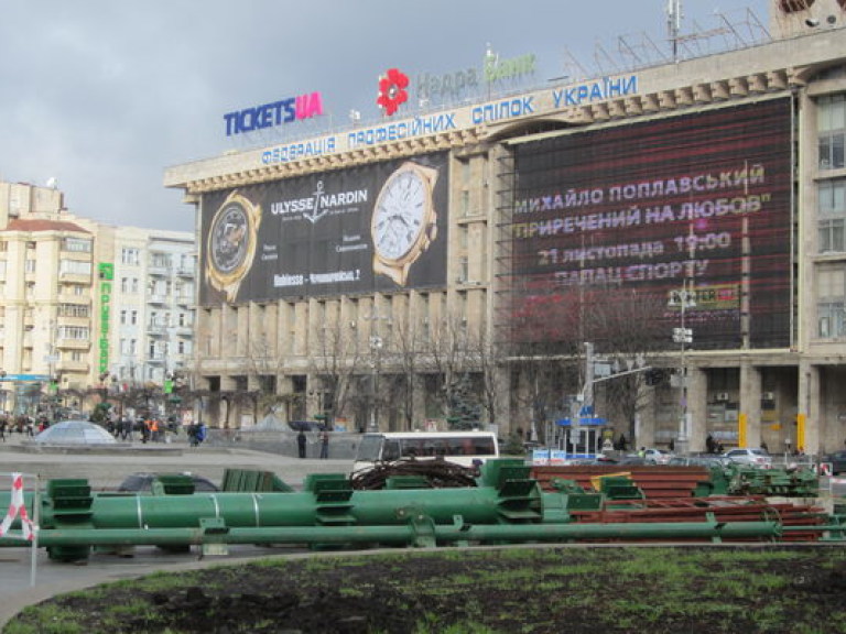 В Киеве устанавливают главную елку страны (ФОТО)