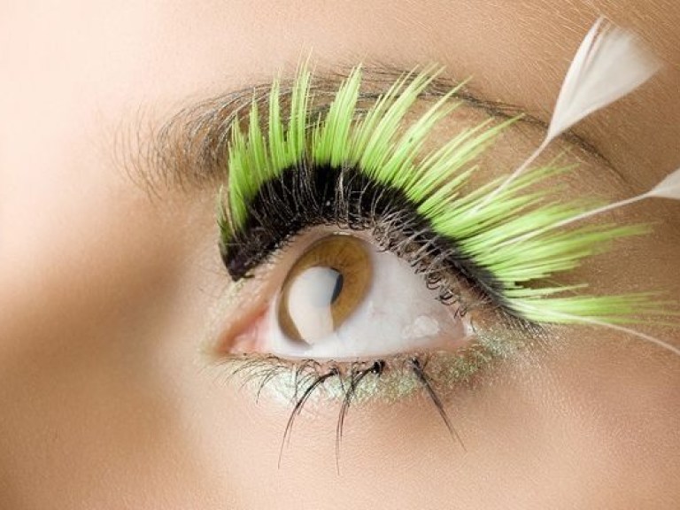 У красящих глаза женщин реже развивается воспаление век — офтальмолог