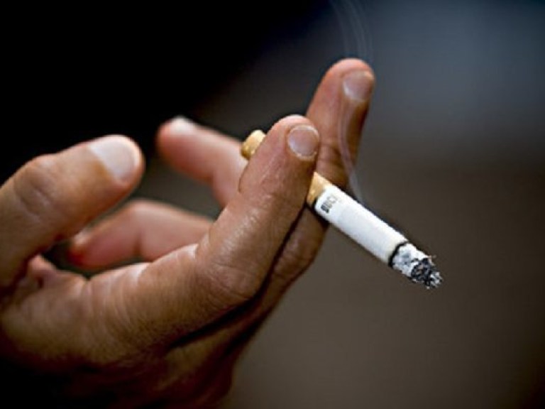 Из-за высоких цен на сигареты украинцы бросают курить – эксперт