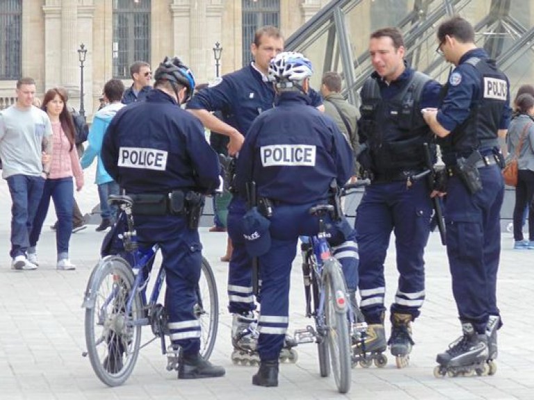В Париже сеет панику странный террорист (ВИДЕО)