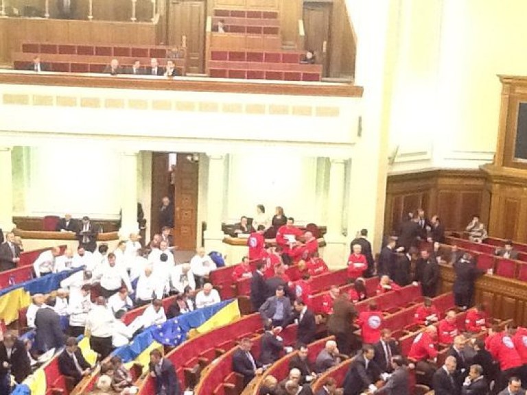 Сессионный зал Верховной Рады увешаны флагами Украины и ЕС (фото)