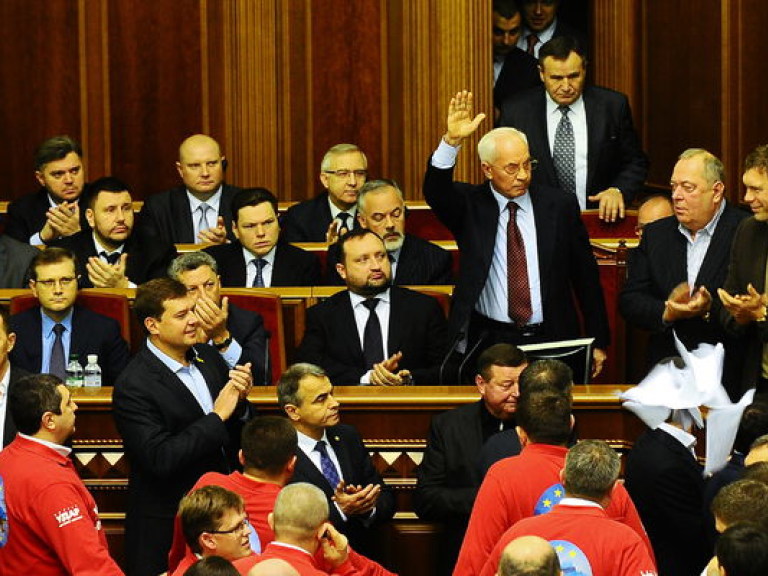 Азаров в парламенте переругивался с оппозицией