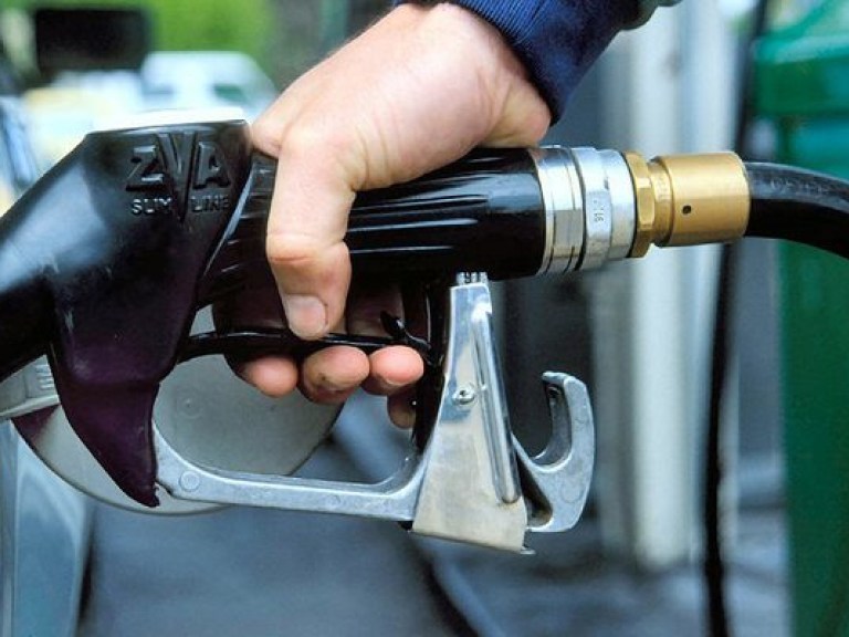 Почему украинцам продают бодягу под видом бензина