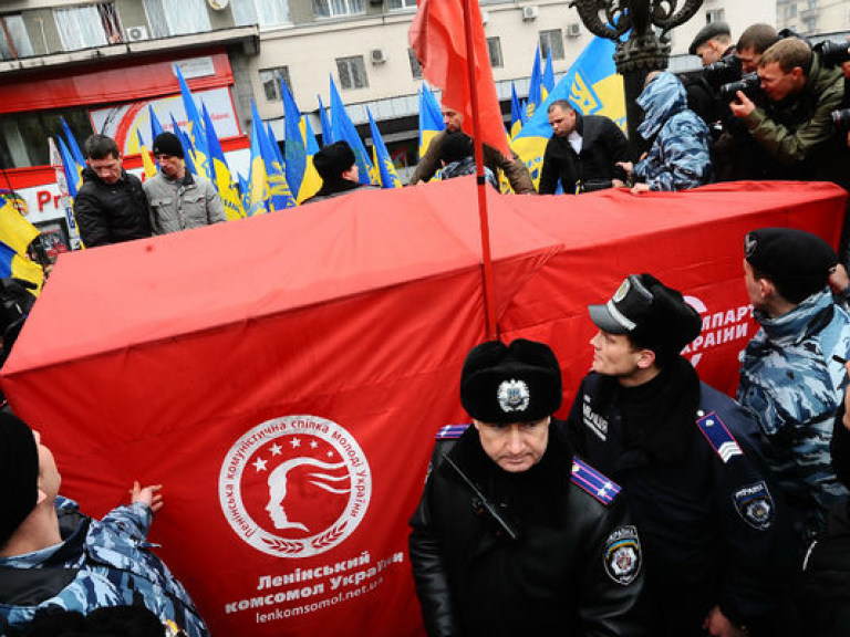 В милиции подтвердили, что палатку КПУ снесли «свободовцы»