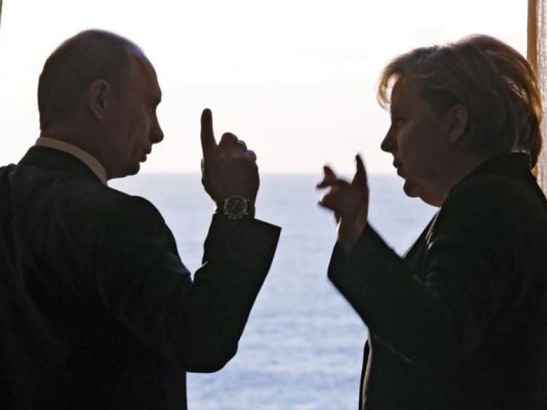 Эксперт: Путин и Меркель намерены решить судьбу Украины без участия Киева и Брюсселя