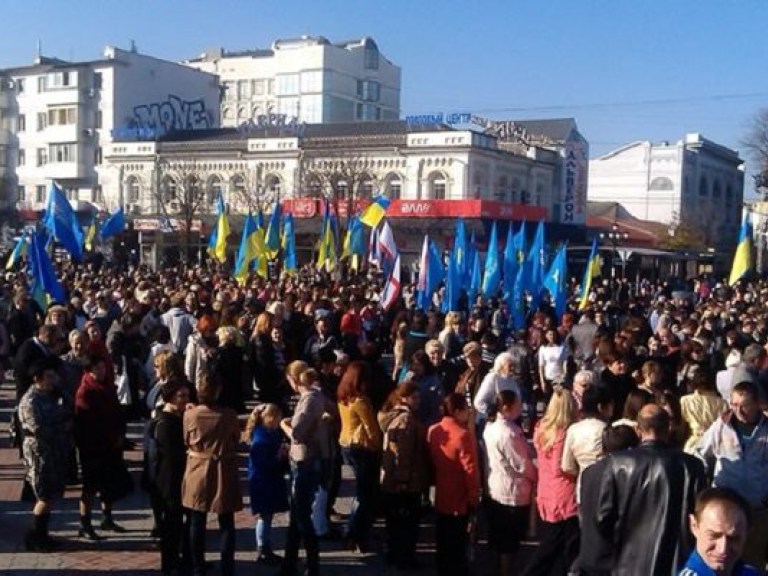 В Симферополе параллельно состоялись два митинга – сторонников и противников евроинтеграции