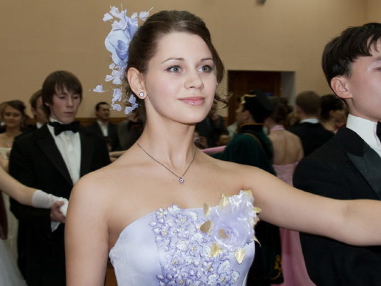 Симферопольские школьники нарядились во фраки и бальные платья (ВИДЕО)