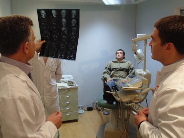 В следующем году украинцам станут доступны сложные стоматологические операции – медик