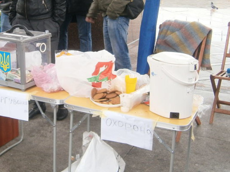 Митингующие на Майдане позавтракали пловом, драниками, свекольным салатом и бутербродами с колбасой