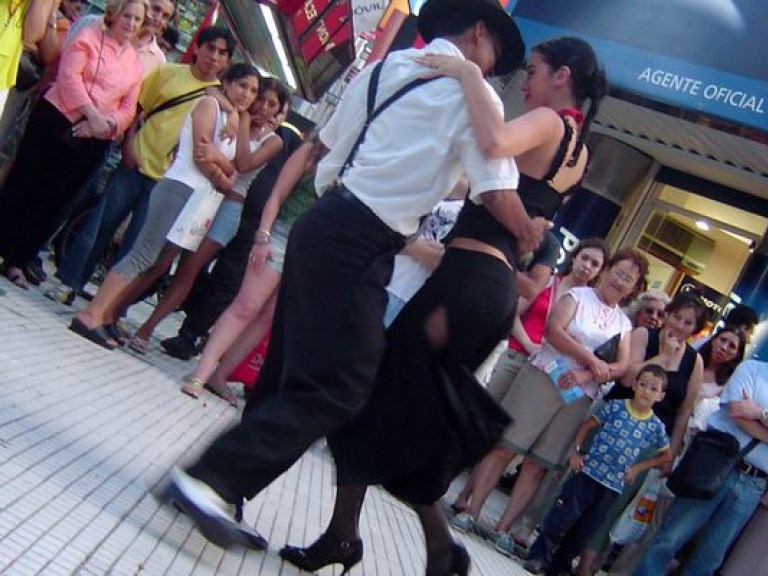 Дорожные знаки Буэнос-Айреса превратились в шесты для танцев (ВИДЕО)