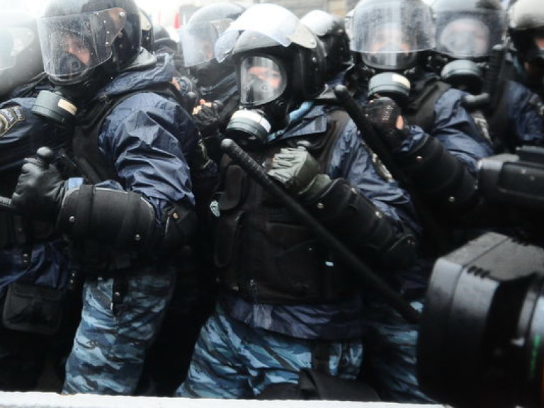 Спецназ взял митингующих на Европейской площади в плотное кольцо