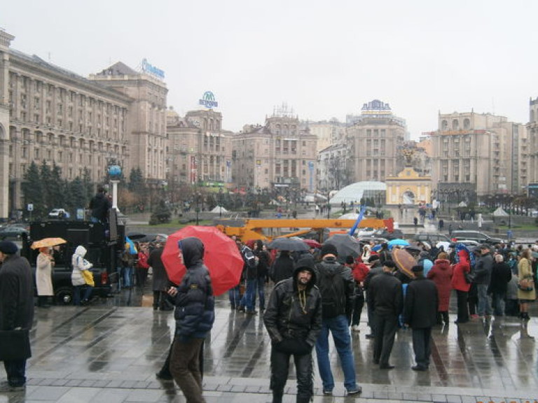Участники митинга на Майдане Независимости занялись уборкой территории