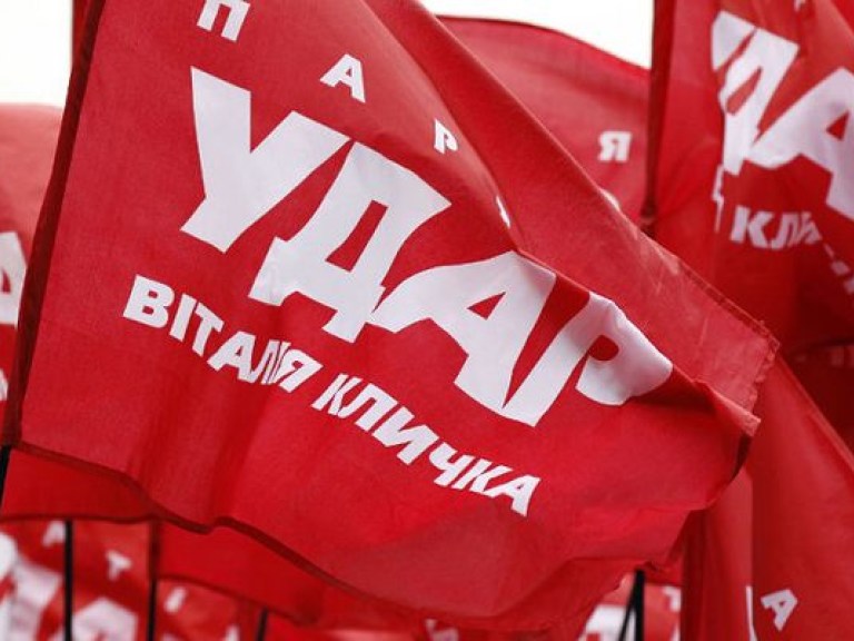 В Киеве пикетировали офис «УДАРА», требуя выплатить деньги за участие в митинге (ФОТО)