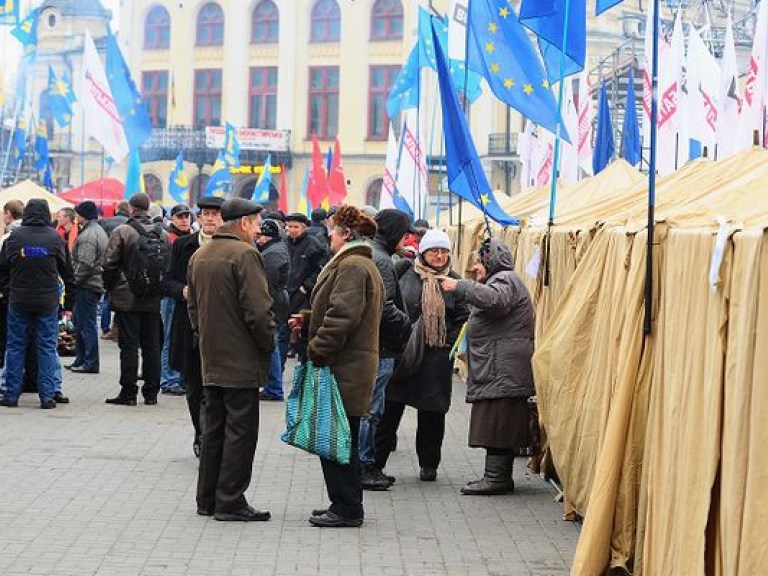 Евромайдановцы требуют убрать палатку спасателей
