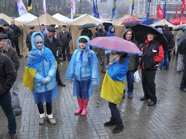 Евромайдан: песни-пляски под флагами и «праздник живота» для бомжей