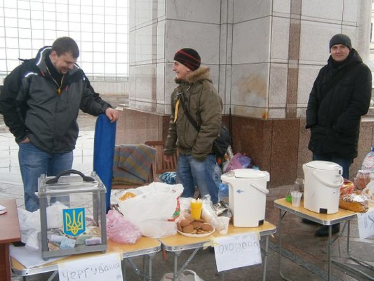На Евромайдане собирают пожертвования и записывают в волонтеры