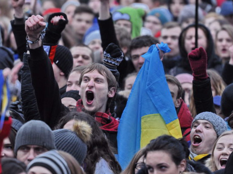 Студенты трех киевских вузов подходят к евромайдану