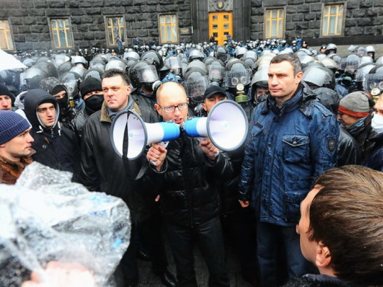 Лидеры оппозиции ушли из Кабмина, митингующие остались