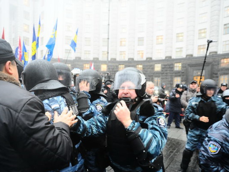 Емец: Часто провокаторами на митингах являются люди спортивной внешности