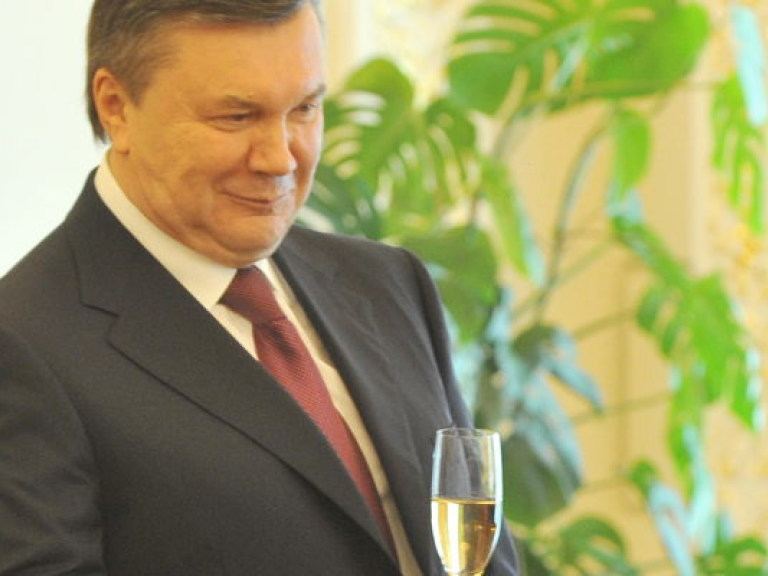 Янукович в нормальном настроении ужинает с участниками Вильнюсского саммита